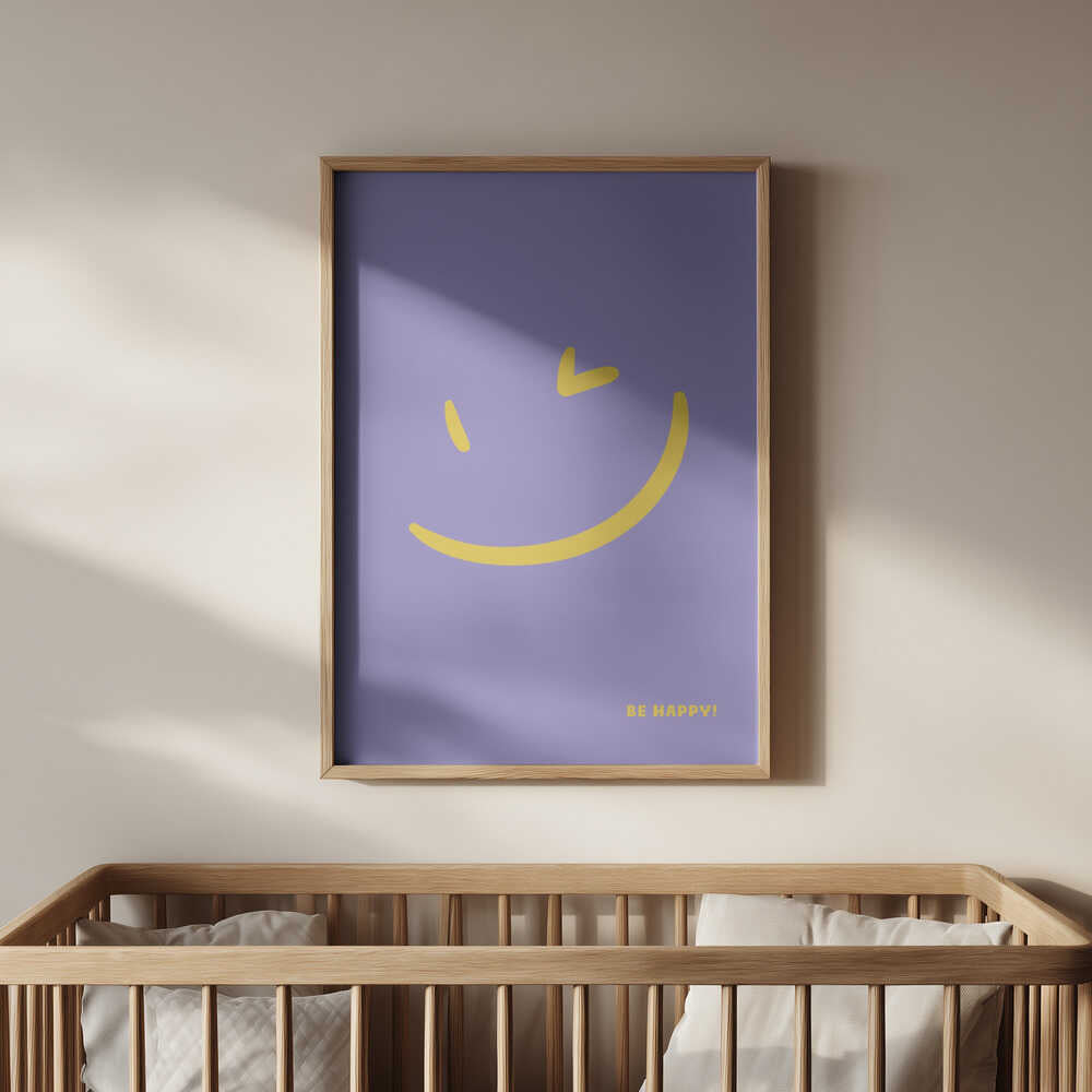Barntavla med texten "BE HAPPY!" och gult leende motiv, upphängd ovanför spjälsäng. Ett positivt och varmt inslag som sprider trygghet och glädje i babyrummet.