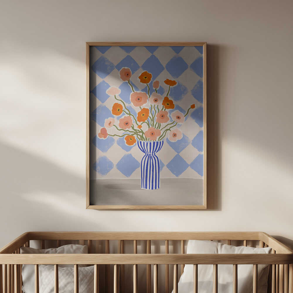 Inramad barnrumstavla med den blåvita vasen och mjuka blommorna hänger ovanför spjälsängen på en vit vägg. Motivet får ett lugnt och tryggt uttryck i rummet, och väggkonsten tillför en mjuk, färgglad harmoni som passar perfekt i en rofylld sovhörna.