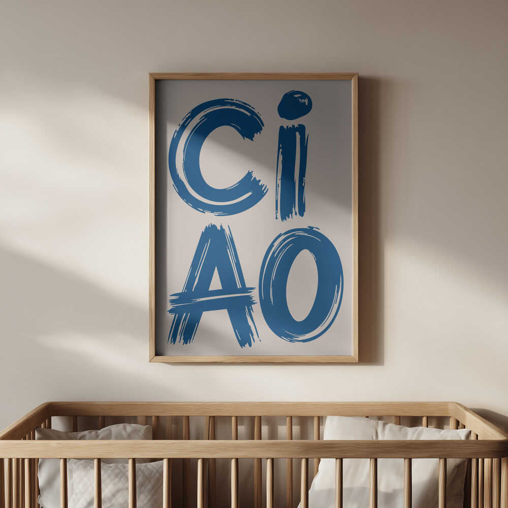 Barntavla med texten "CIAO", upphängd ovanför en spjälsäng. Ett färgstarkt och vänligt motiv som sprider positivitet och charm i babyrummet.