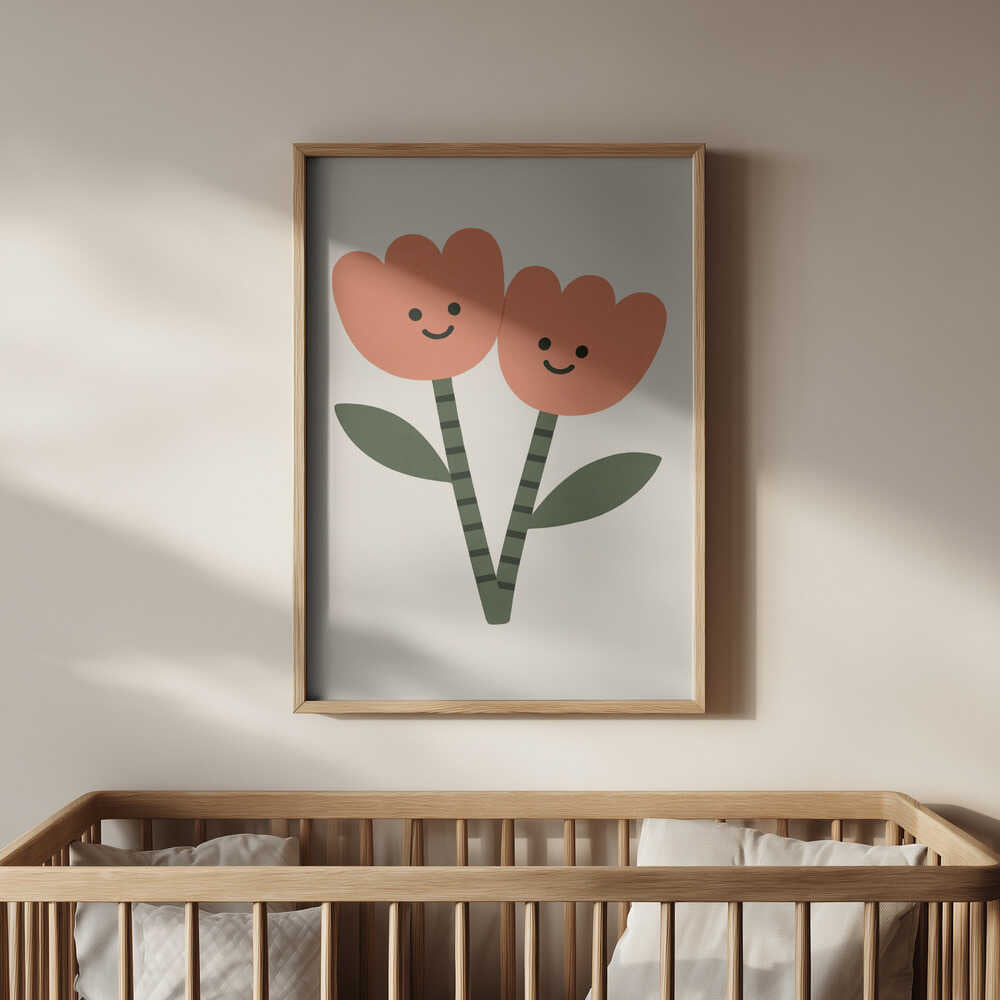 Barntavla med motiv av två glada orange blommor, upphängd ovanför en spjälsäng. Ett sött och positivt tillskott som sprider värme i babyrummet.