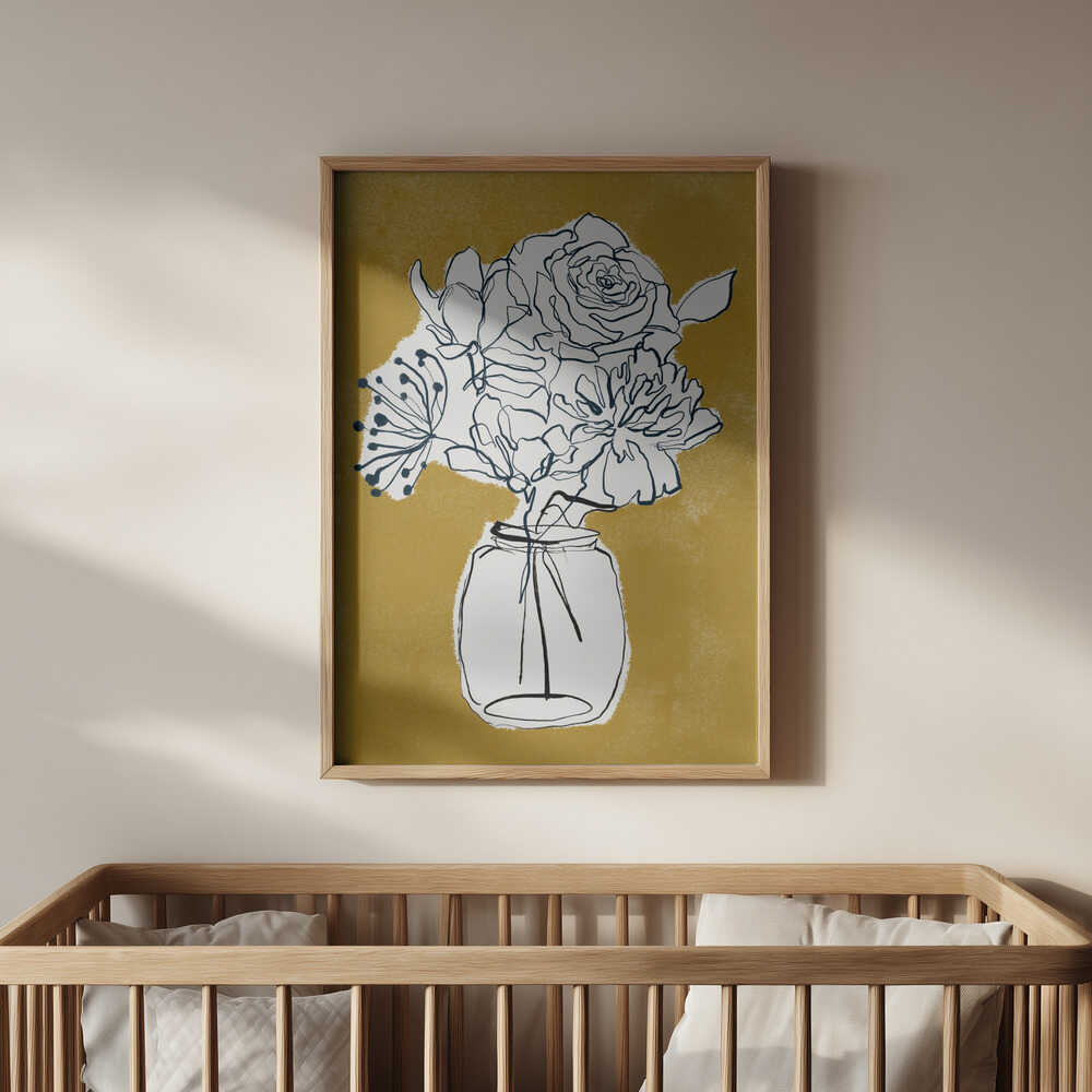 Inramad barntavla med tecknade blommor i vas mot ockragul bakgrund upphängd ovanför spjälsängen i barnrummet.