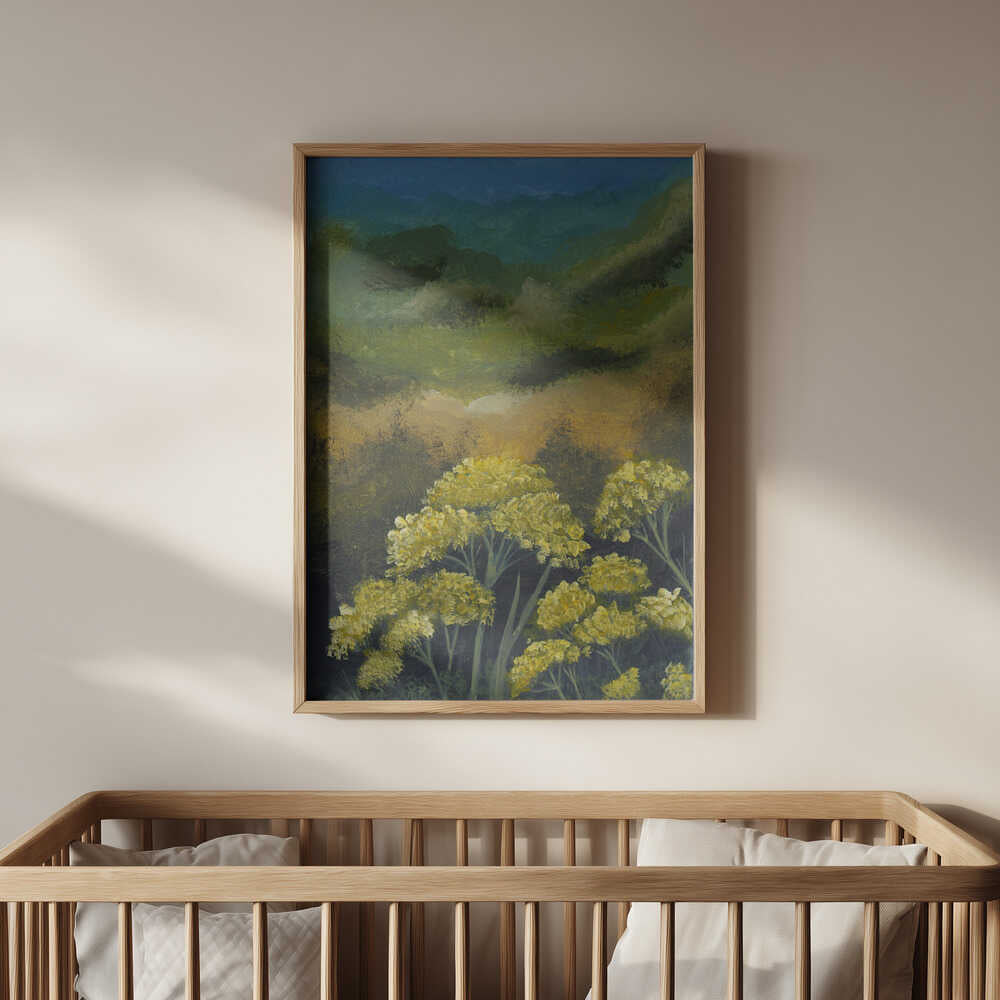 Inramad barntavla med målade gula blommor framför ett grönt och blått landskap upphängd ovanför spjälsängen i barnrummet.