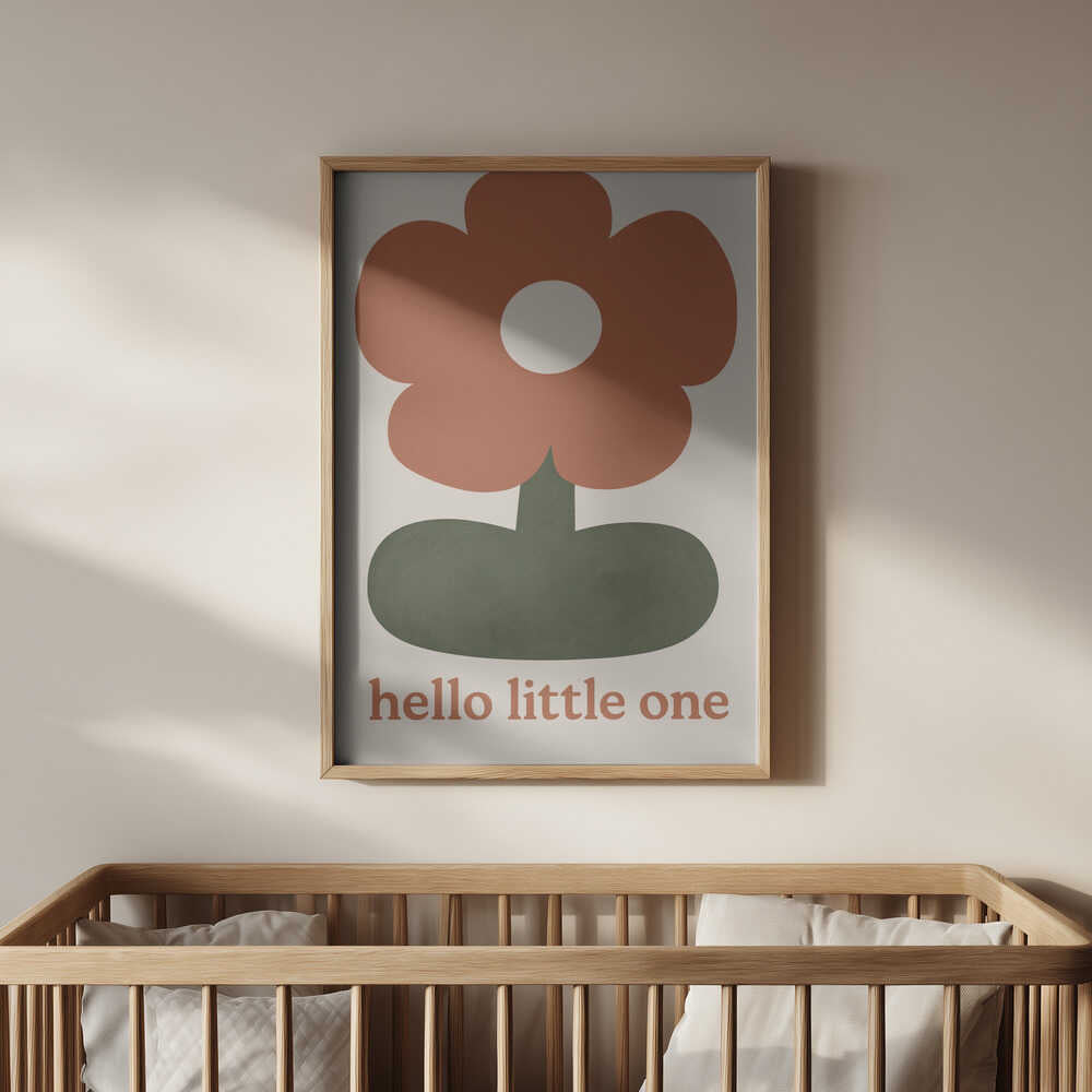 Barntavla med det mjuka blommotivet och texten "HELLO LITTLE ONE" upphängd ovanför spjälsäng för en trygg och varm atmosfär.