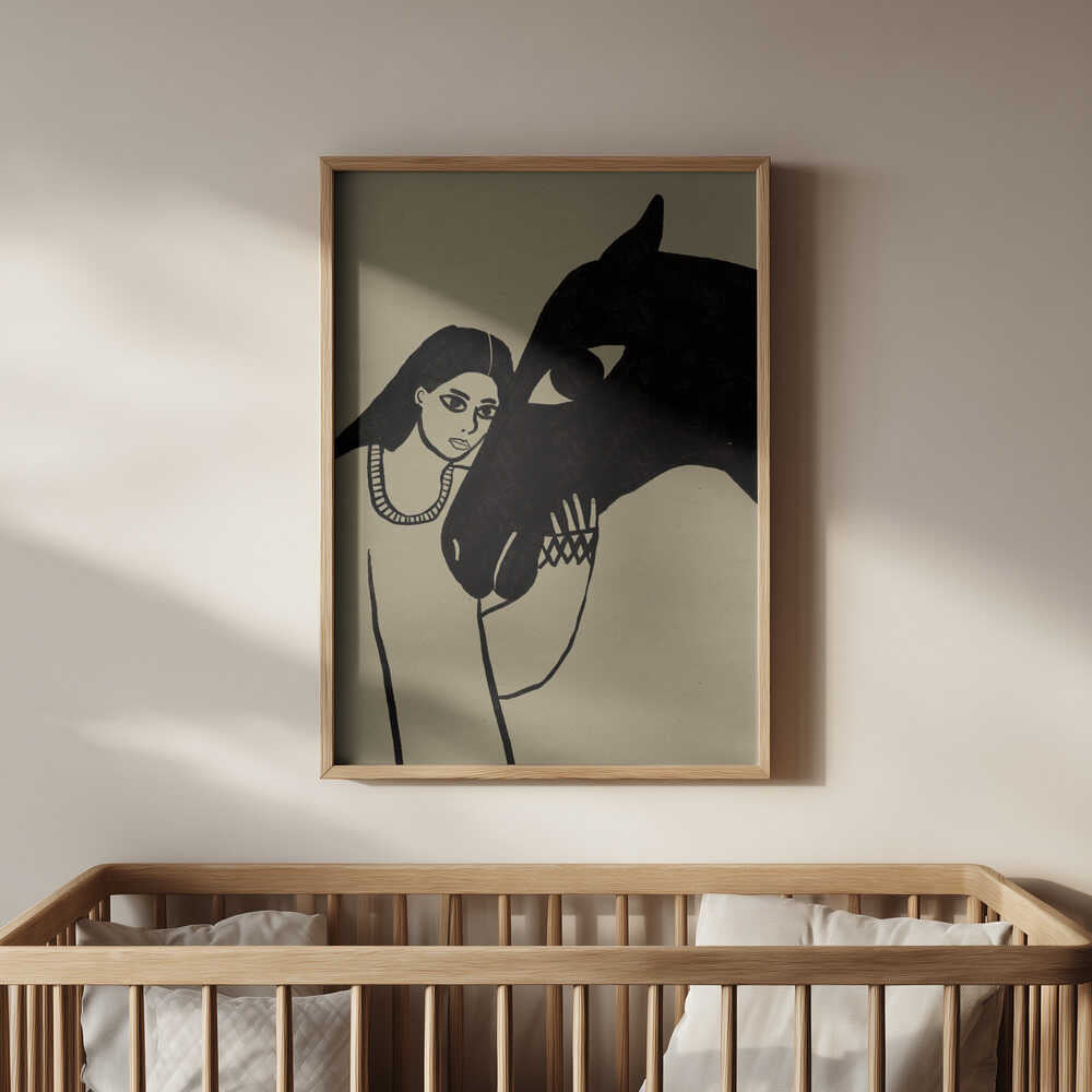 Inramad barntavla med konstnärlig illustration av kvinna och häst ovanför spjälsängen som ger rummet en lugn och poetisk känsla.