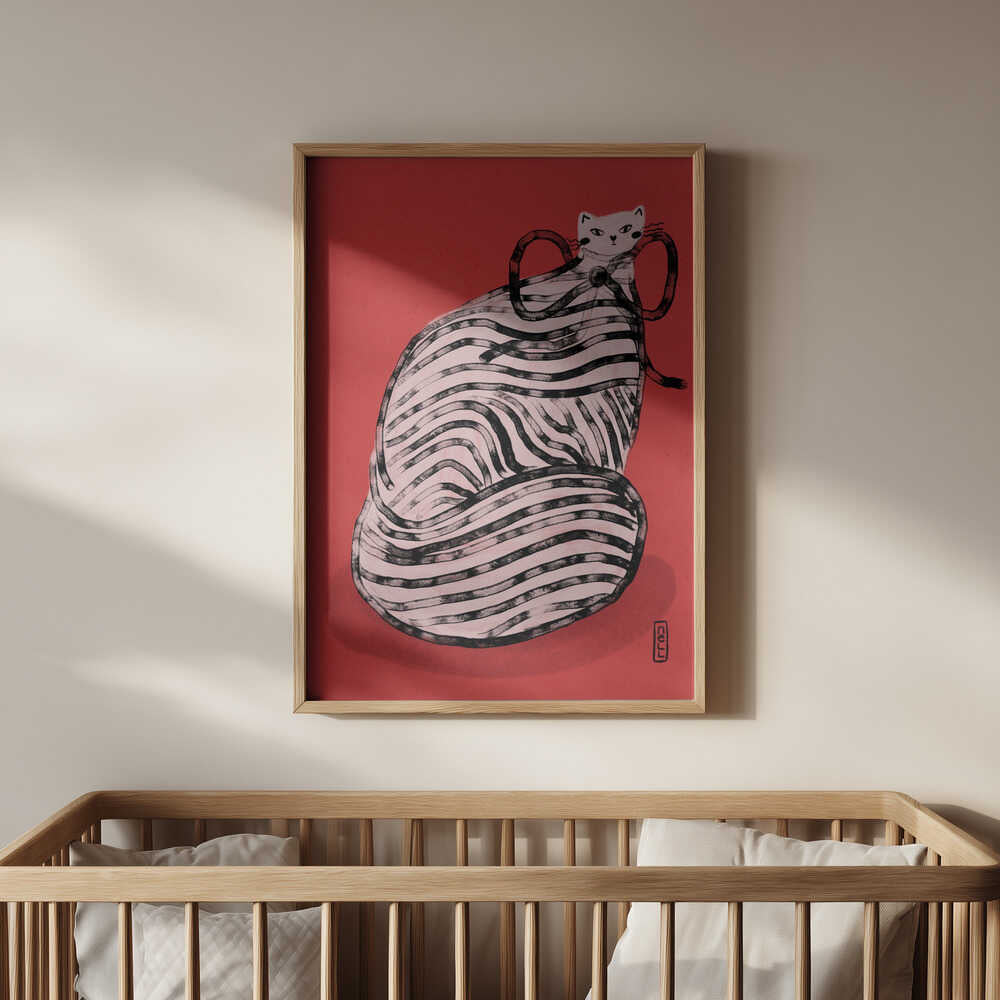 Inramad barntavla med unik kattillustration ovanför spjälsängen som ger rummet personlighet och konstnärlig känsla.
