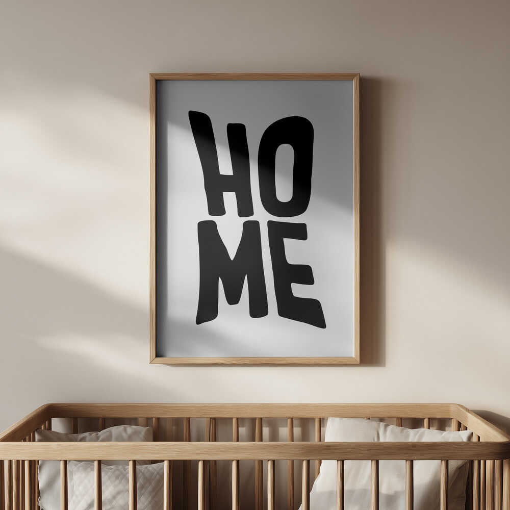 "HOME" barntavla hängande ovanför en spjälsäng i ett ljust barnrum med skandinavisk inredning. Den stilrena svartvita designen ger rummet en lugn och modern känsla.