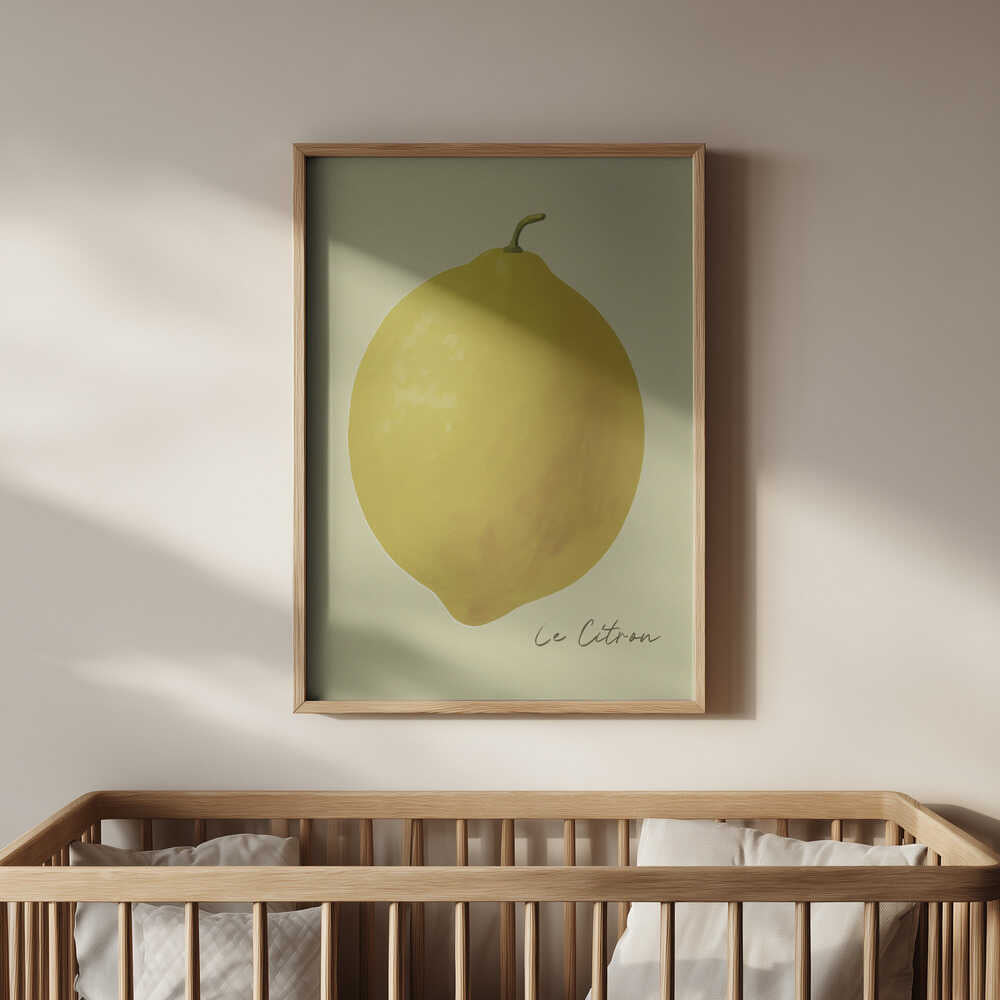 "Le Citron" barntavla inramad i träram, upphängd ovanför en spjälsäng i ett ljust barnrum. Motivet skapar en glad och naturlig atmosfär som passar små barn.