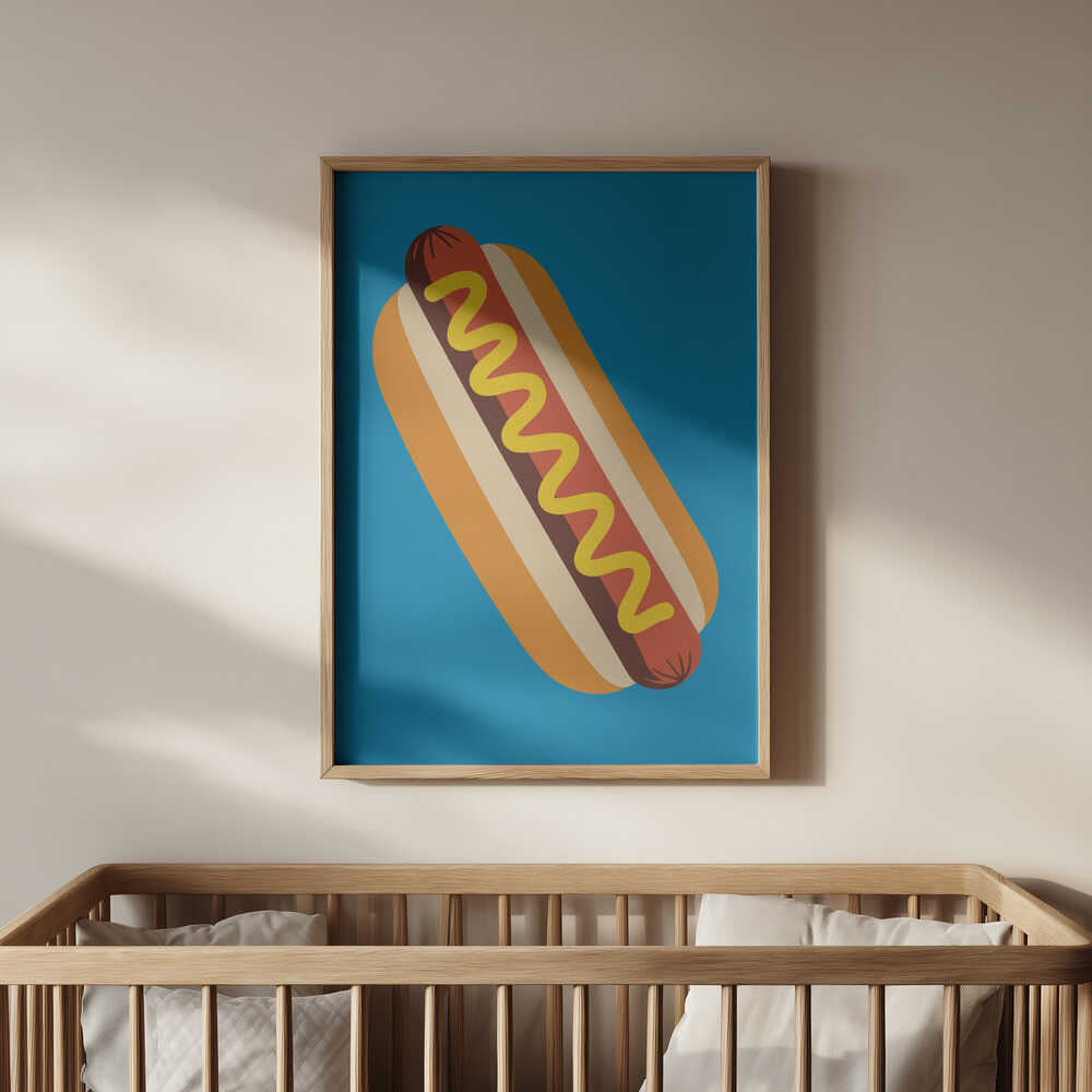Inramad barnrumstavla med hotdog-illustration på blå bakgrund, placerad ovanför spjälsängen. En rolig och färgglad dekoration för barnrummet.